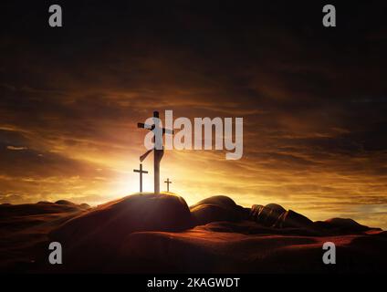 Der Himmel über dem Berg Golgatha ist von majestätischem Licht und Wolken umhüllt und enthüllt das heilige Kreuz, das den Tod und die Auferstehung Jesu Christi symbolisiert. Stockfoto