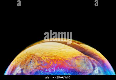 Virtual Reality Raum mit abstrakten multicolor psychedelischen Planeten. Nahaufnahme Seifenblase wie ein außerirdischer Planet auf schwarzem Hintergrund Stockfoto