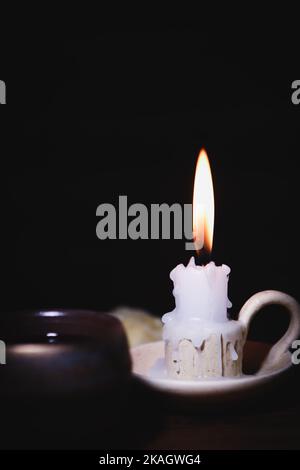 Die hell brennende Kerze auf dem Leuchter, die heilige bibel und die Worte der Anbetung, Meditation und des Gebets Jesu Christi Stockfoto