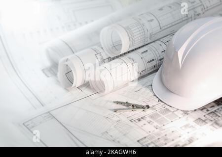 Helm und Kompass des Architekten auf Architekturentwürfen und Konstruktionstechnik und der zukünftigen Industrie Stockfoto