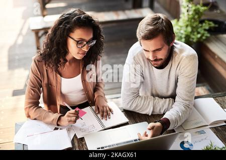 Durchläuft ihre Projekte für den Tag. Zwei Designer treffen sich in einem Café. Stockfoto