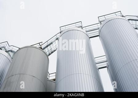 Silo, Behälter oder Tanks zur Lagerung von Malz in der Brauerei Stockfoto