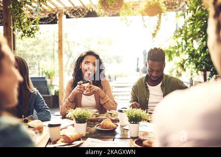 Die kreativen Mitarbeiter, die draußen frühstücken, sind sehr gerne bei Meetings wie diesem. Stockfoto