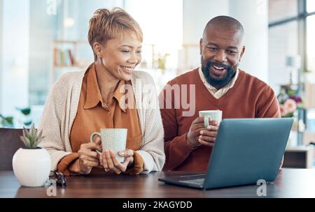 Laptop, Kaffee und Paar Videoanruf mit Online 5G Internet-Technologie Live-Kommunikation. Glücklicher Mann, Frau lächeln und trinken warmen Tee sprechen mit Stockfoto