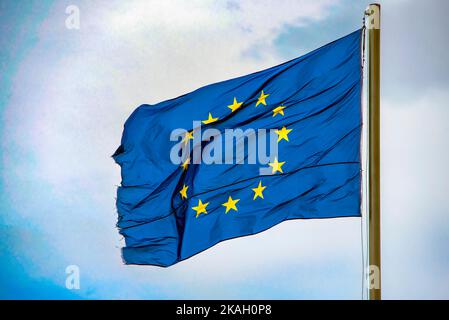 Die Europaflagge oder die Europaflagge besteht aus zwölf goldenen Sternen, die einen Kreis auf einem blauen Feld bilden. Es wurde 1955 vom Rat entworfen und angenommen Stockfoto