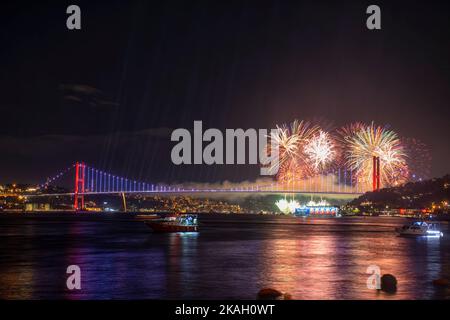 Istanbul, Ortakoy - Türkei, 29. Oktober 2022: Jahrestag der Türkei, Feuerwerk am Bosporus von Istanbul Stockfoto