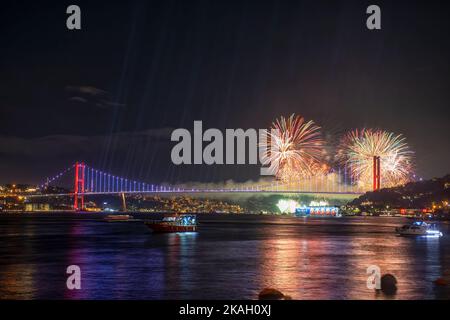 Istanbul, Ortakoy - Türkei, 29. Oktober 2022: Jahrestag der Türkei, Feuerwerk am Bosporus von Istanbul Stockfoto