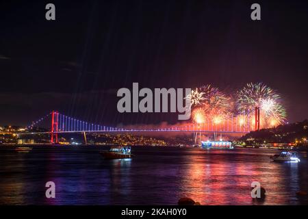 Istanbul, Ortakoy - Türkei, 29. Oktober 2022: Jahrestag der Türkei, Feuerwerk am Bosporus von Istanbul Stockfoto