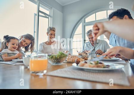 Essen zusammen, Mittagessen und glückliches Familienleben, Spaß haben und genießen Sie die Zeit im heimischen Esszimmer. Liebe, Glück und große Familie von Hungrigen Stockfoto