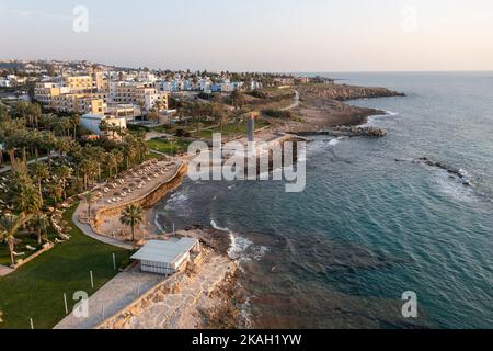 Luftaufnahme der Küste von St Georges Bay Chloraka und dem St. George Beach Hotel & Spa Resort, Paphos, Zypern. Stockfoto