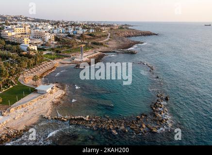 Luftaufnahme der Küste von St Georges Bay Chloraka und dem St. George Beach Hotel & Spa Resort, Paphos, Zypern. Stockfoto