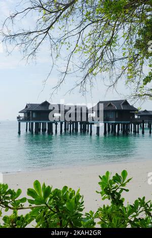 Wunderschönes stiltes Spa Villa Haus im Pangkor laut Resort. Pangkor Laut ist eine Privatinsel, die sich 5 km vor der Westküste Malaysias befindet. Stockfoto