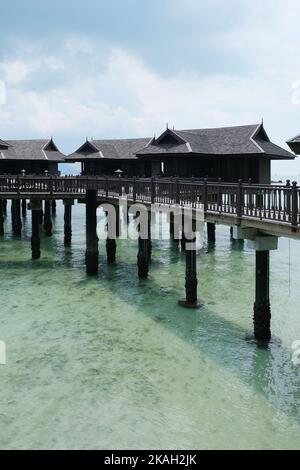 Wunderschönes stiltes Spa Villa Haus im Pangkor laut Resort. Pangkor Laut ist eine Privatinsel, die sich 5 km vor der Westküste Malaysias befindet. Stockfoto