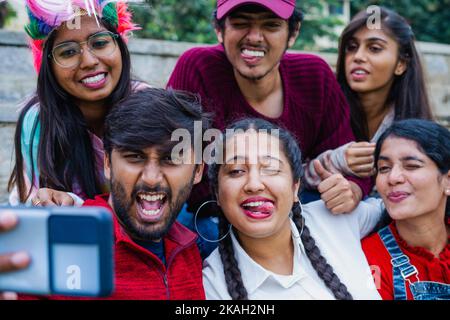 Gruppe von fröhlichen aufgeregt junge Freunde, die Selfie auf dem Handy während des Sports im Stadion - Konzept der Freundschaft, Glück und Stockfoto