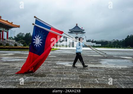 Taipeh. 03.. November 2022. Ein Mann trägt auf dem Platz der Freiheit vor dem Mausoleum von Chiang Kai-shek in Taipei, Taiwan, Flaggen der Republik China am 03/11/2022 von Wiktor Dabkowski Credit: dpa/Alamy Live News Stockfoto