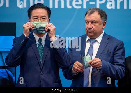 Taipeh. 03.. November 2022. Joseph Wu, Taiwan Außenminister (L) spricht mit dem ukrainischen Parlamentsmitglied Mykola Kniazhytskyi während des Besuchs von europäischen Parlamentariern der Interparlamentarischen Allianz für China (IPAC) in Taipei, Taiwan am 03/11/2022 von Wiktor Dabkowski Credit: dpa/Alamy Live News Stockfoto