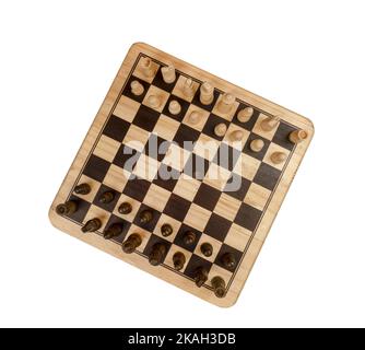 Die Schachfiguren sind auf einem Schachbrett auf einer transparenten Oberfläche angeordnet Stockfoto
