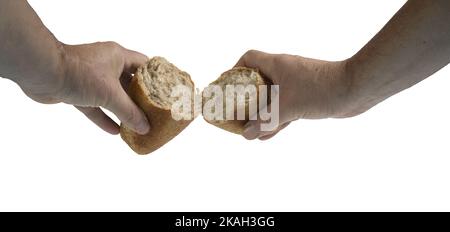 Ein Brot, das mit den Händen auf einem transparenten Hintergrund gebrochen wurde Stockfoto