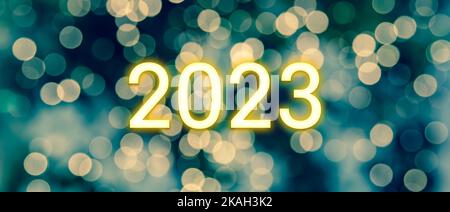 Spiegeln von 2022 bis 2023 auf Holzblock Würfel für die Vorbereitung des neuen Jahres ändern und starten Sie neue Geschäftsziel Strategiekonzept. Stockfoto