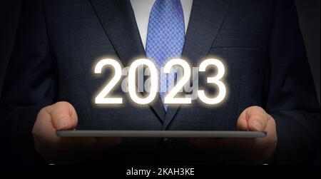 Ein Geschäftsmann mit einem Tablet-PC und 2023. Geschäftskonzept für das neue Jahr. Stockfoto