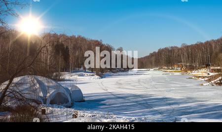Gefrorener See. Atemberaubendes Panorama der verschneiten Winterlandschaft im Schwarzwald. Quadratisches Bild. Majestätische Winterlandschaft. weihnachtsferienkonzept, unusu Stockfoto