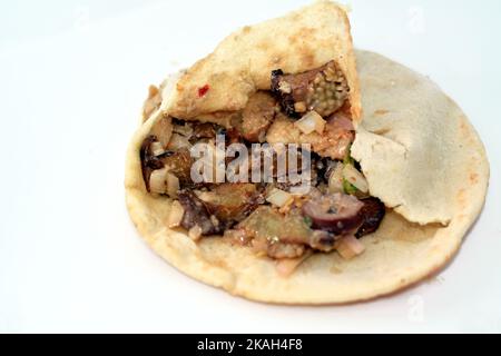 Ein syrisches Shami-Pita-Brot, gefüllt mit traditioneller ägyptisch-alexandrinischer Aubergine aus Auberginen mit Knoblauch und Olivenscheiben, selektiver Schwerpunkt von tr Stockfoto