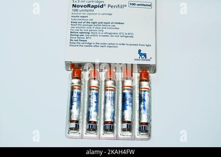 Kairo, Ägypten, Oktober 4 2022: NovoRapid 100-ml-Lösung zur Injektion in Kartusche Insulin als Teil zur Behandlung von Diabetes mellitus-Patienten, die befo genommen wurden Stockfoto