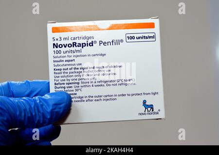 Kairo, Ägypten, Oktober 4 2022: NovoRapid 100-ml-Lösung zur Injektion in Kartusche Insulin als Teil zur Behandlung von Diabetes mellitus-Patienten, die befo genommen wurden Stockfoto