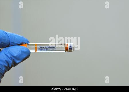 Kairo, Ägypten, Oktober 4 2022: NovoRapid 100-ml-Lösung zur Injektion in Kartusche Insulin als Teil zur Behandlung von Diabetes mellitus-Patienten, die befo genommen wurden Stockfoto