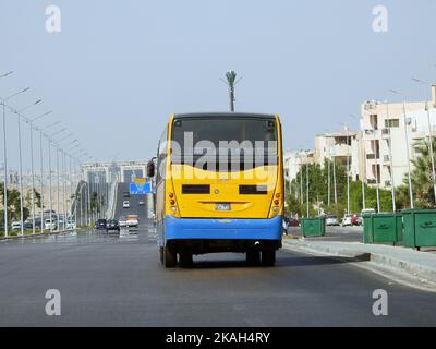 Kairo, Ägypten, September 23 2022: Ein öffentlicher Nahverkehr ägyptischen Bus auf einer Autobahn, selektive Fokus eines öffentlichen Nahverkehrs eine Ebene Touring Passagiere Stockfoto