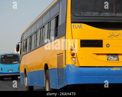 Kairo, Ägypten, September 23 2022: Ein öffentlicher Nahverkehr ägyptischen Bus auf einer Autobahn, selektive Fokus eines öffentlichen Nahverkehrs eine Ebene Touring Passagiere Stockfoto
