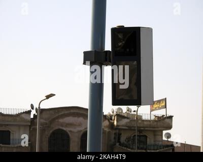 Kairo, Ägypten, September 23 2022: Ein Infrarot-Verkehrsradar, Geschwindigkeitsfalle Kamera bereit, um Fahrzeuge, die die Geschwindigkeitsbegrenzung überschreitet, ein festes Foto Mo überwachen Stockfoto