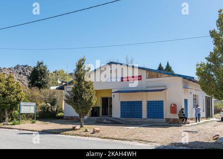 OP DIE BERG, SÜDAFRIKA - SEP 9, 2022: Das Post- und Gemeindeamt in Op die Berg in der Region Koue Bokkeveld in der Provinz Western Cape Stockfoto