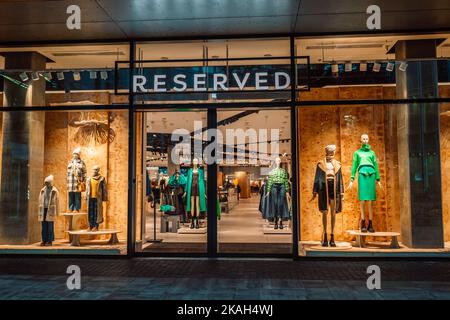 Danzig, Polen, Europa - Oktober 31 2022: Reservierter Modehaus in der Mall. Die Marke Reserved Fashion wurde 1999 gegründet. Mannequins angezogen Stockfoto