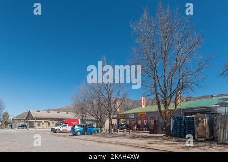 OP DIE BERG, SÜDAFRIKA - SEP 9, 2022: Eine Straßenszene mit Supermarkt, Fahrzeugen und Menschen in Op die Berg in der Region Koue Bokkeveld des W Stockfoto