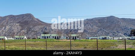 KOUE BOKKEVELD, SÜDAFRIKA - SEP 9, 2022: Bauernhäuser an der Straße R303 in Esperanto in der Region Koue Bokkeveld am Westkap Stockfoto