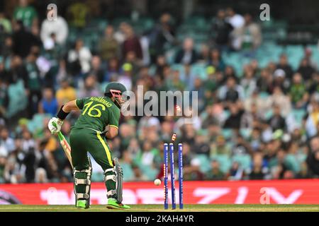 Sydney, Australien. 03.. November 2022. Mohammad Rizwan (WK) aus Pakistan wurde vom Südafrikaner Wayne Parnell beim ICC Men's World Cup Match T20 zwischen Pakistan und Südafrika am Sydney Cricket Ground am 03. November 2022 in Sydney, Australien, angeführt. BILD NUR FÜR REDAKTIONELLE VERWENDUNG - AUSSCHLIESSLICH KEINE KOMMERZIELLE NUTZUNG Quelle: Izhar Ahmed Khan/Alamy Live News/Alamy Live News Stockfoto