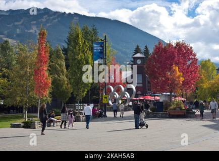 Whistler Village (Olympic Plaza) im Herbst, Oktober 2022. Stockfoto