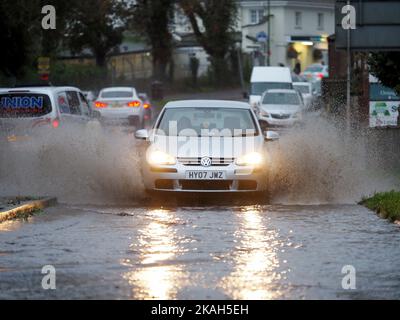 Autofahrer kämpfen in Barnham, West Sussex, nach starken Regenfällen über Nacht durch eine überflutete Straße. Bilddatum: Donnerstag, 3. November 2022. Stockfoto