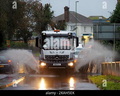 Autofahrer kämpfen in Barnham, West Sussex, nach starken Regenfällen über Nacht durch eine überflutete Straße. Bilddatum: Donnerstag, 3. November 2022. Stockfoto