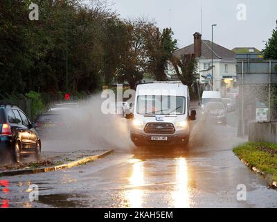 Autofahrer kämpfen in Barnham, West Sussex, nach starken Regenfällen über Nacht durch eine überflutete Straße. Bilddatum: Donnerstag, 3. November 2022. Stockfoto