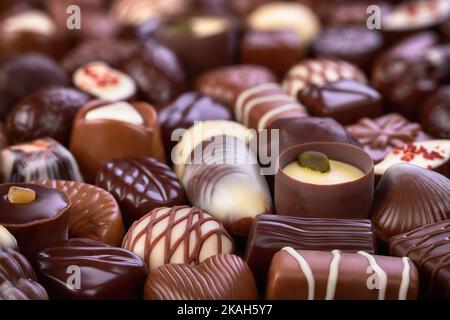 Verschiedene Süßigkeiten und Trüffel, Schokolade Süße für Dessert. Süße Lebensmittel Hintergrund Stockfoto