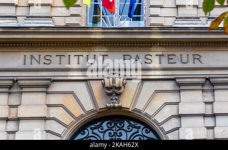 Zeichen des historischen Gebäudes des Institut Pasteur, einer privaten französischen Stiftung, die sich der Biologie, Mikroorganismen, Krankheiten und Impfstoffen widmet Stockfoto