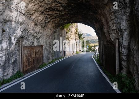 Mautstelle und Metallstation an der Pinzano-Brücke über den Tagliamento-Fluss Casello del pedaggio e postazione metallica in Friaul, Italien Stockfoto