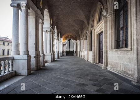 Basilica Palladiana oder Palazzo della Ragione im ersten Stock oder Loggia in Vicenza, Italien Stockfoto