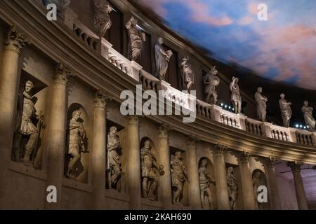 Olympisches Theater oder Teatro Olimpico Exedra mit Säuleninterieur in Vicenza, Italien, gestaltet von Andrea Palladio Stockfoto