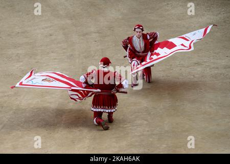 Siena, Toskana, Italien - 17 2022. August: Palio di Siena Corteo Storico Historische Parade mit Fahnenträger in Kostüm der Imperiale Contrada della G Stockfoto