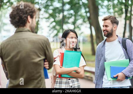 Gruppe von Freunden von Studenten, die im Park stehen. Stockfoto