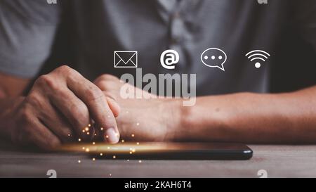 Customer Support Hotline Kontakt People Connection. Geschäftsmann, der Smartphone mit den Symbolen für E-Mail, Telefon, Adresse und Chat-Nachricht verwendet. Stockfoto