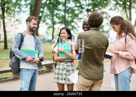 Gruppe von jungen Leuten, die im Park stehen und plaudern. Stockfoto